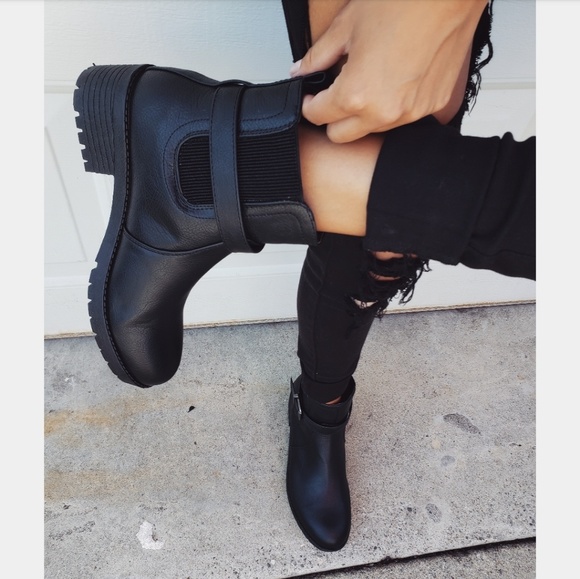 Shoes - Price firm!/Fall essentials/ black moto boot